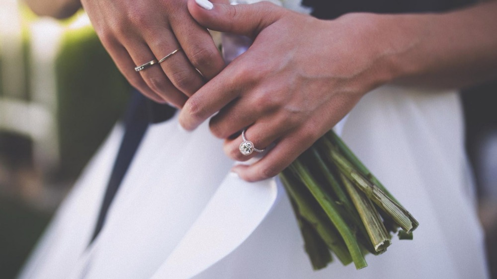 Detalle del ramo de novia y las alianzas