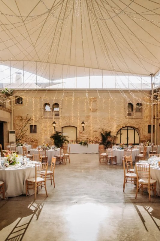 Salón de piedra preparado para el banquete