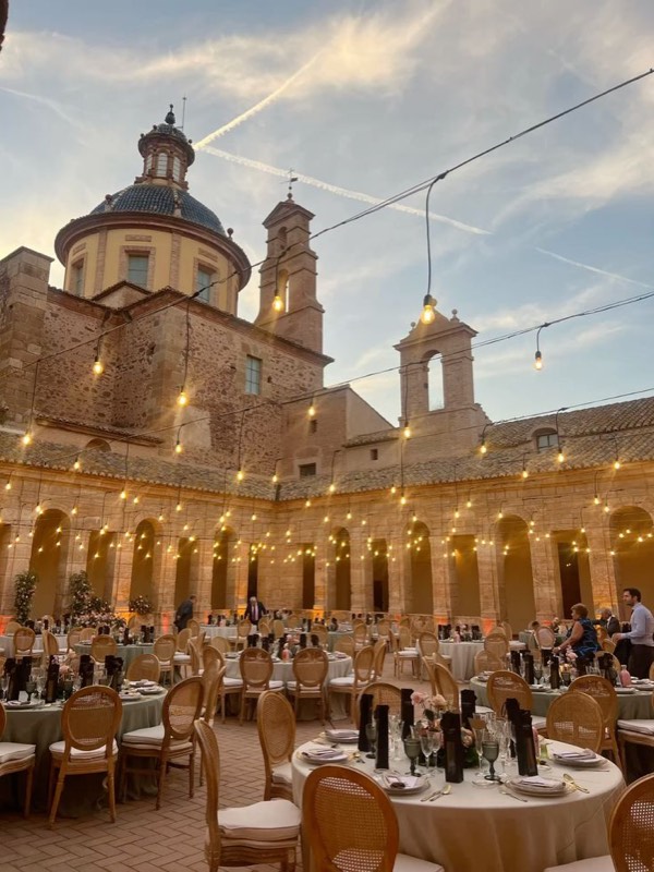 Banquete al atardecer en un salón con cúpula